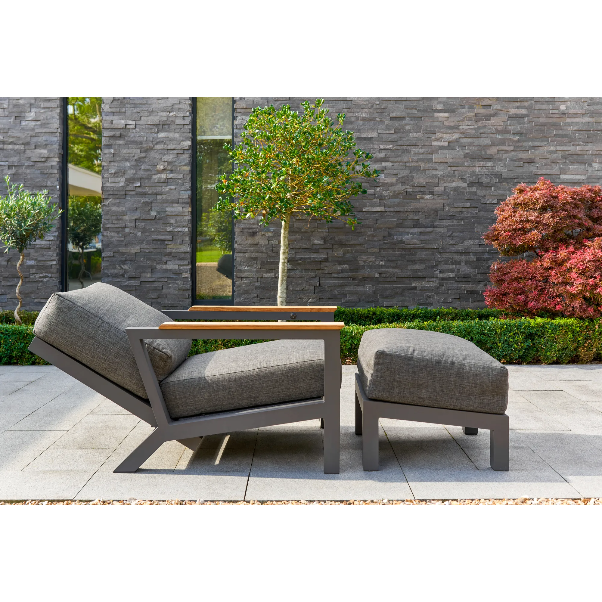 4 Seasons Outdoor Capitol Recliner With 2 Cushions